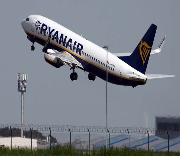 Un avión de la compañía irlandesa Ryanair en pleno despegue.